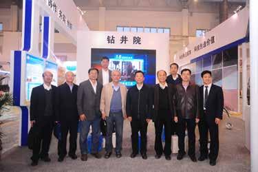 Thought Zhang Xueshan, Chairman of Zhenwei Exhibition accepted the trophy from Li Tiehu,