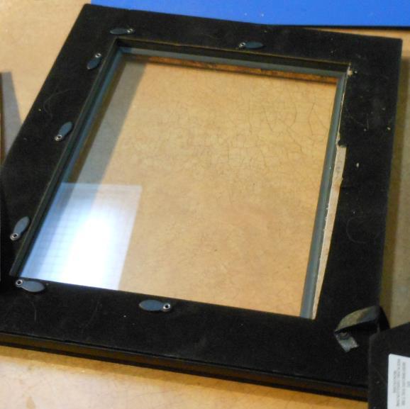 Parts of the Frame Building the Basic Box Decide what you'd like to place inside the shadow box first. The contents will determine the size and shape of the shadow box you end up putting together.