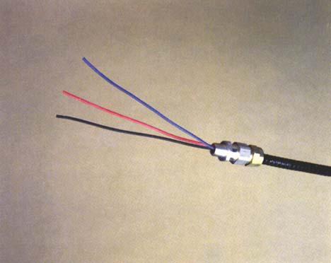 around the insulated conductors, the Kett saw should be used with the optional red colored cable guide.