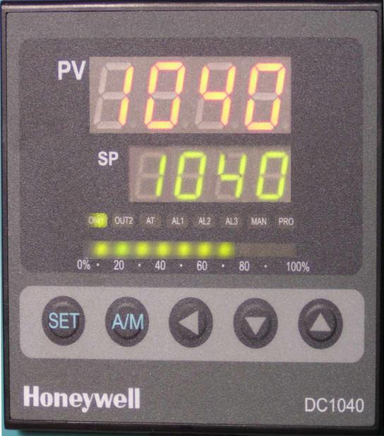 DC1000 Controllers 7 HUMAN / MAN INTERFACE Higher display: 4 digits dedicated to display the PV. In configuration mode, this display indicates the value of the parameter or the parameter selected.