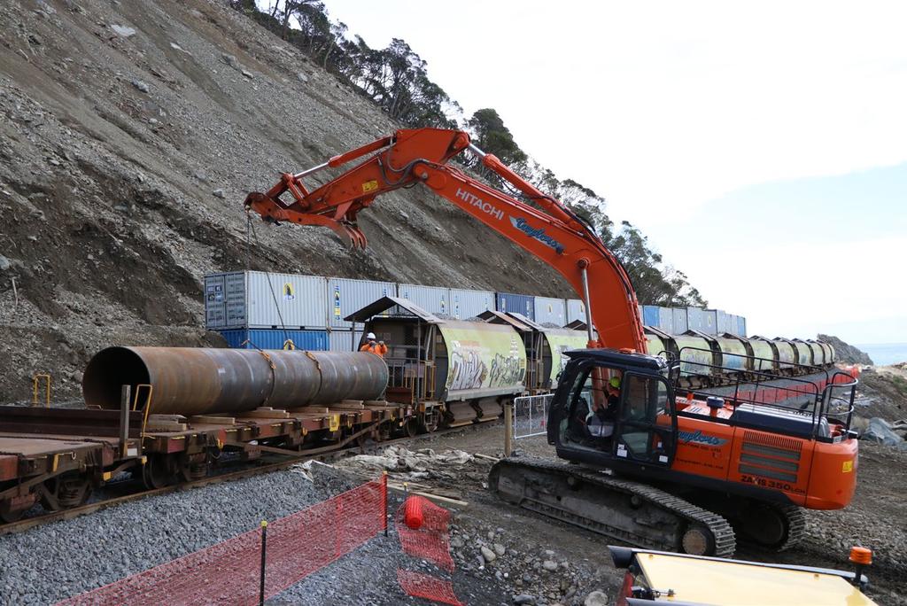 SH1 NORTH DRILLING FOR SOLUTIONS AT PAPAROA NORTH OF KAIKOURA The slip at Paparoa north of Kaikoura has been buzzing with activity lately, largely around site and survey monitoring.