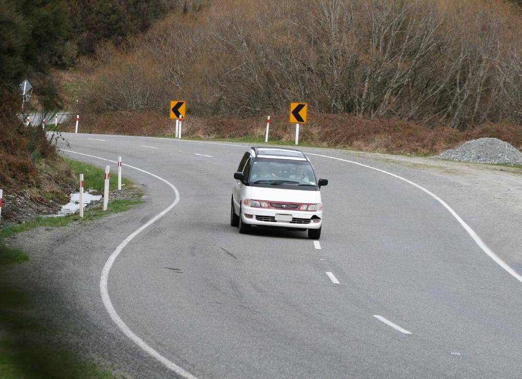 ALTERNATE ROUTE STRAYING TO THE CENTRE CAN BE DEADLY Speed, fatigue and bad habits they all contribute to crossing the centre line (as shown in these recent photos from SH65 on the alternate Picton