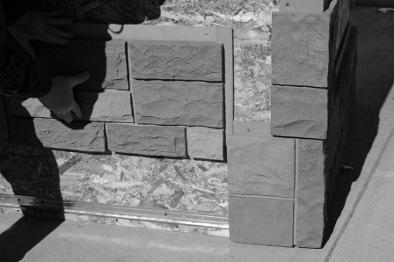 Stagger the StoneWorks butt joints so that no two courses are aligned vertically unless separated by three courses. All exposed edges should be behind trim pieces.