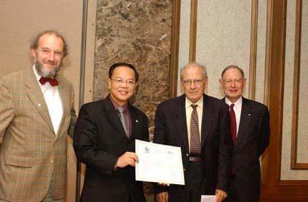 Figure 4. The IMIA Excellence Award remitted to François Grémy at the MEDINFO 2à14 meeting in San Francisco. From left to right (R. Haux, K.C.