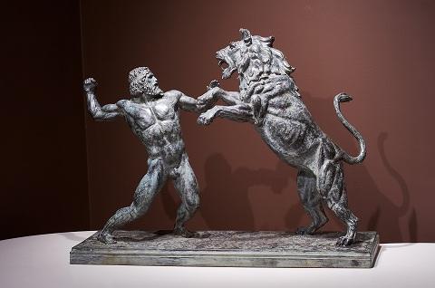 6 26. Nähtav skulptuur kujutab antiikmütoloogiast tuntud kahevõitlust, mis oli müüdi kohaselt ajendiks ka ühele neljast Vana-Kreeka suurest spordipeost.