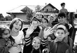 servicii gratuite. Cu sprijinul prietenilor noştri am reuşit să oferim o viaţă mai bună celor peste 5.000 de copii şi tineri beneficiari ai proiectelor SOS-Satele Copiilor România.