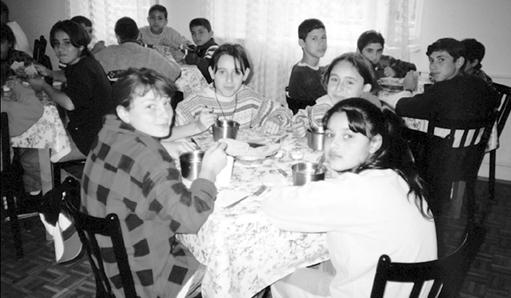 PROIECTE SOS ÎN ANUL 2003 SOS-TABĂRA DE VACANŢĂ CISNĂDIE În incinta Satului SOS Cisnădie îşi desfăşoară activitatea SOS-Tabăra de vacanţă, inaugurată în luna mai 1997.