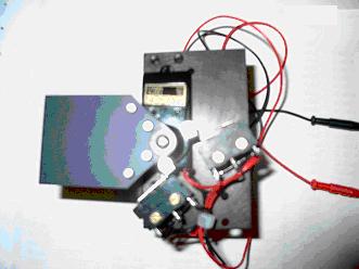 2 ELECTROTEHNICA, ELECTRONICA, AUTOMATICA, 55 (2007), Nr. 3-4 Componentele electronice utilizate sunt următoarele: Fig. 3. Sistemul de palete pentru întreruperea fasciculului laser. C1,.