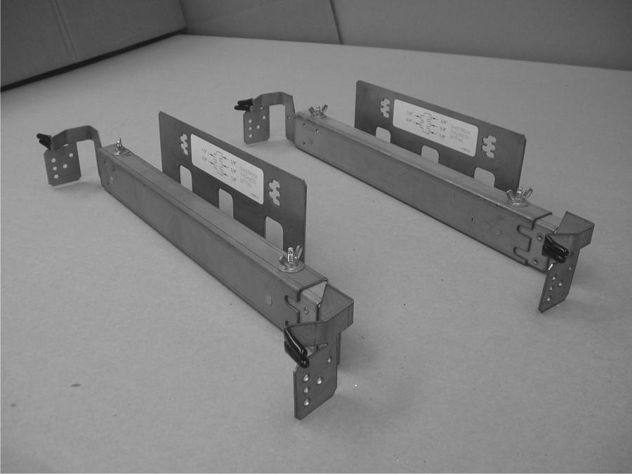 1 CEILING THICKNESS 1 Place the rail assemblies (packed separately) on the fixture.