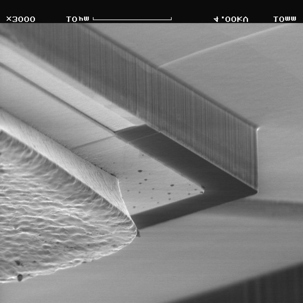 On the top of the structure the electroplated gold heat spreader is clearly visible. The etch rate of ion-beam etching (IBE) using argon ions reaches only approximately 30 nm/min.