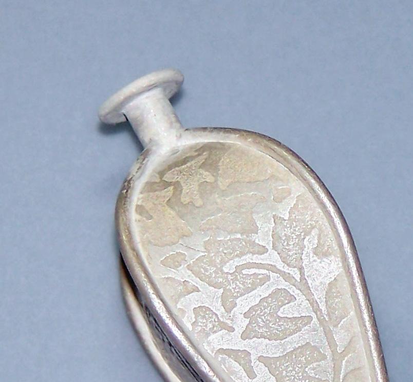 Insert the bail neck into the hole, making sure that the neck is perpendicular to the top of the bud with about 3 16 in. (5 mm) of the neck showing [5].