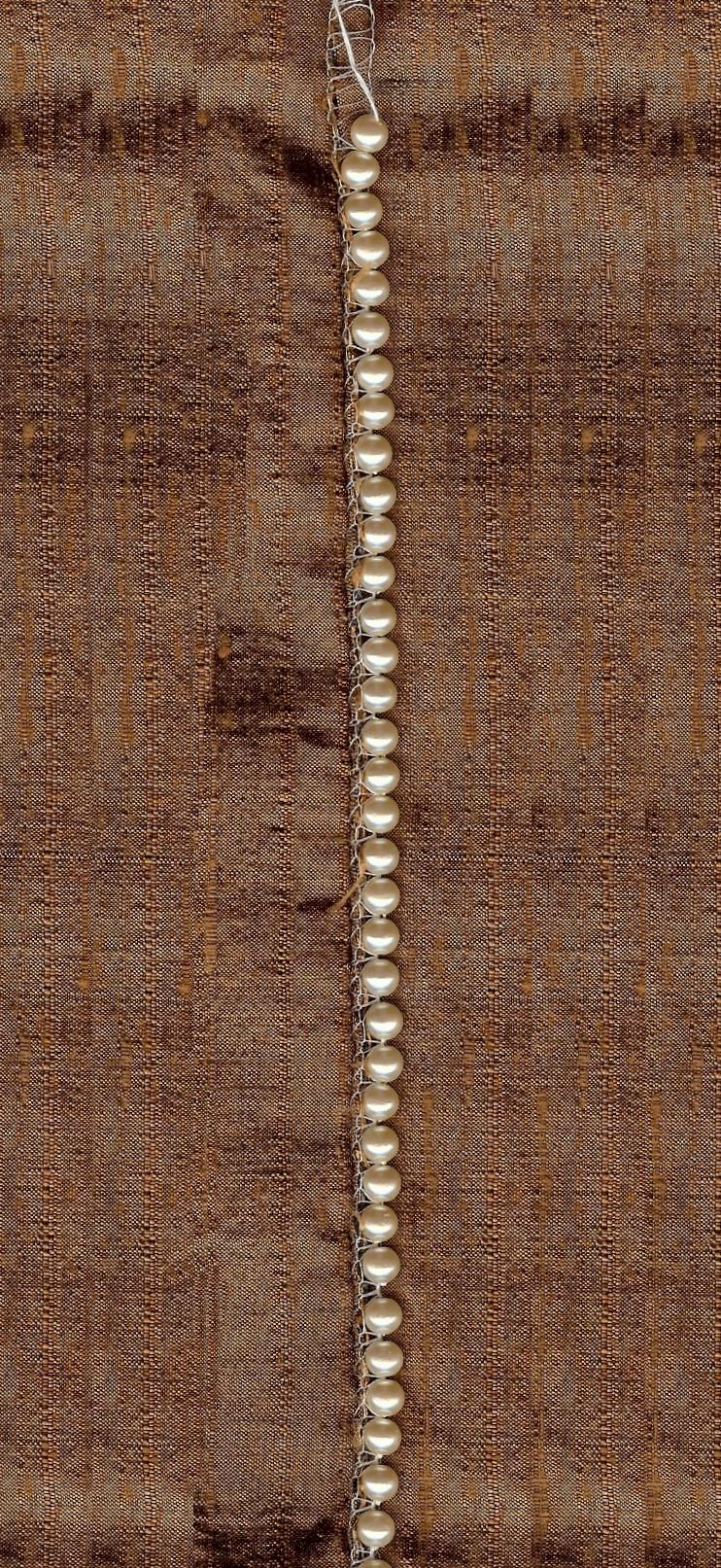 BERNINA Multi-Purpose Foot: Beading Fabric: Medium weight cotton, 4 x 8 10 length of 4mm, plastic, pre-strung beads Needle: 80/12 Universal Thread: 3 cones of overlocker thread Presser Foot: