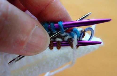 KNIT Bringing the yarn up between needles,