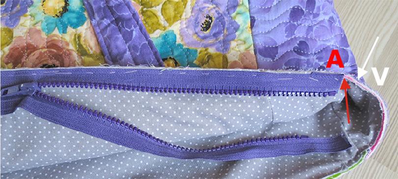 Stitch around the top, 1/8'' away from the edges, joining the bag and the lining. Zipper closure Open the zipper.