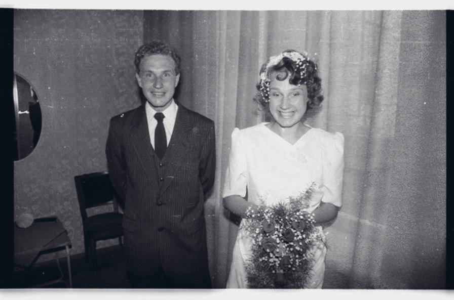 Jaak Eelmets. Kodune pulmapidu Jõhvis. Õnnelik pruutpaar. U 1990. a.
