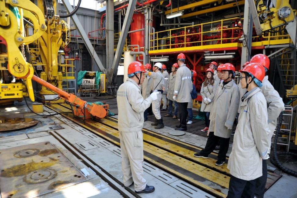 Technical Tour Some of the international delegates visited the Waigaoqiao Shipyard owned by SWS and were impressed by the advanced technology applied in Chinese shipyards.