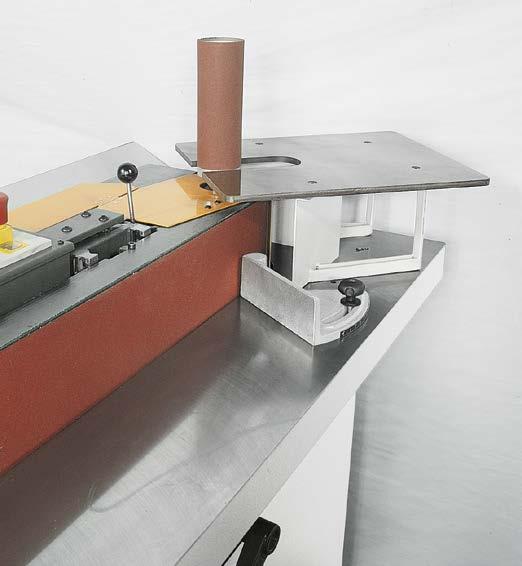 A machine even more flexible, with the supplementary table complete with rubber rollers ideal for sanding shaped workpieces.