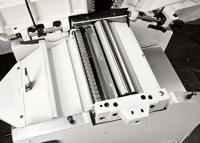 For an impeccable finish, the pressure of the thicknesser feed rollers can be adjusted according to the