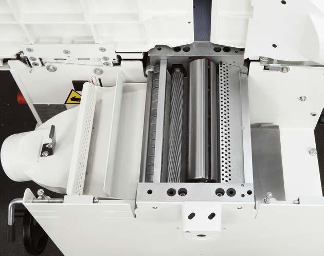 For an impeccable result, the pressure of the thicknesser feed rollers can be adjusted
