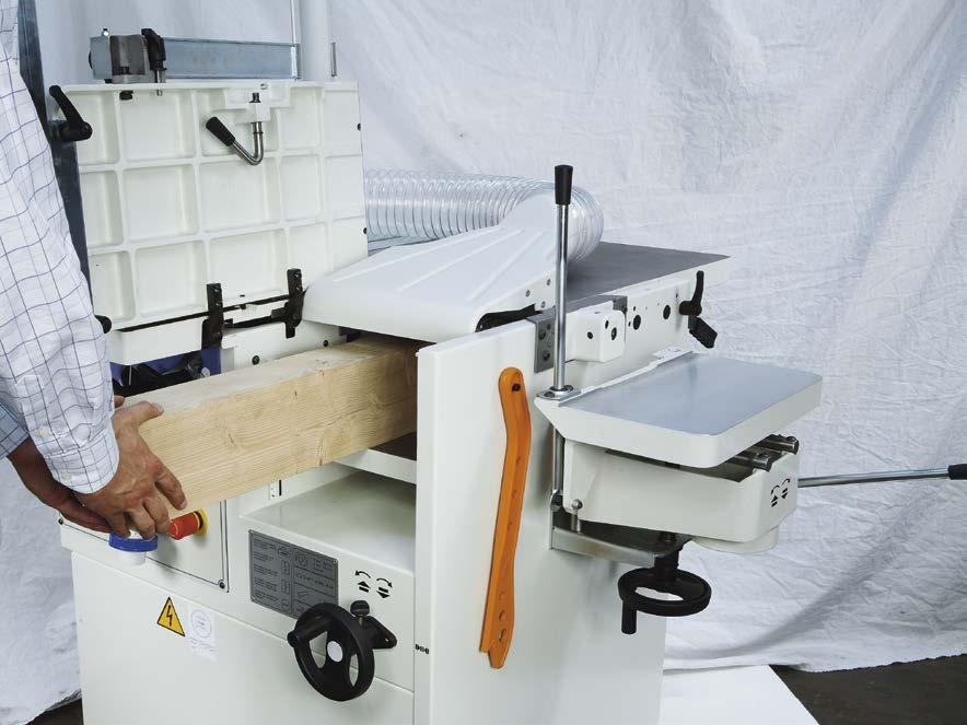 The saw unit can be raised and tilted using convenient hand-wheels.