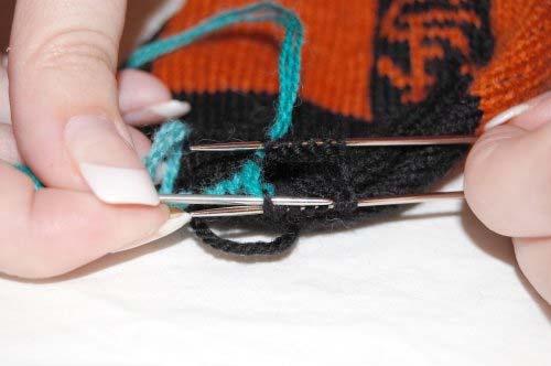 Thread the -inch tail onto the tapestry needle and use the Kitchener Stitch to graft the toe (see the box below).