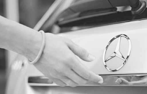 Mercedes-Benz Leasing finanţări pentru clienţi şi leasing financiar; Mercedes-Benz Service Leasing leasing operaţional; Mercedes-Benz Insurance Broker