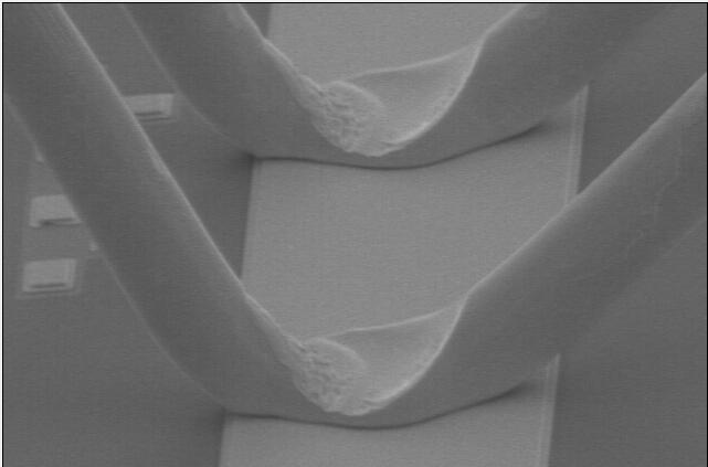 Figure 8: Improved chain bond SEM photo To mitigate any hidden issues with respect to this alternate capillary, several interconnect test vehicles were assembled using 1.