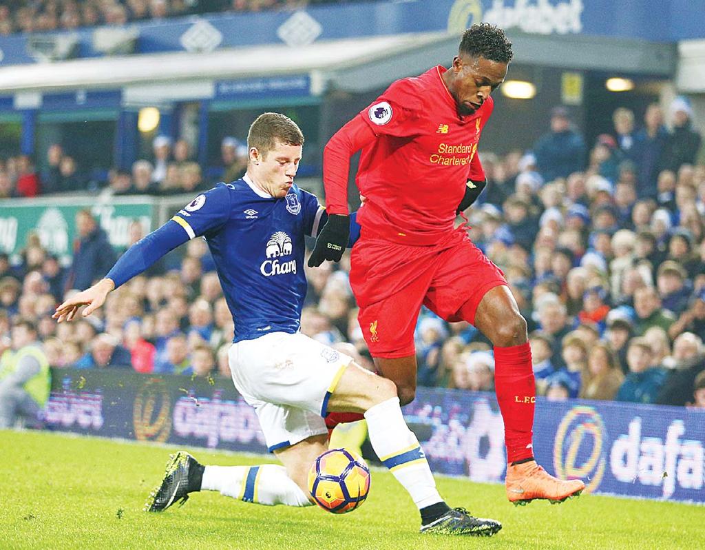 SPORTS 39 Everton seek rare win over Liverpool Wenger needs Arsenal to see off City This is a Dec 19, 2016 file photo of Liverpool s Divock Origi (right), competes for the ball with Everton s Ross