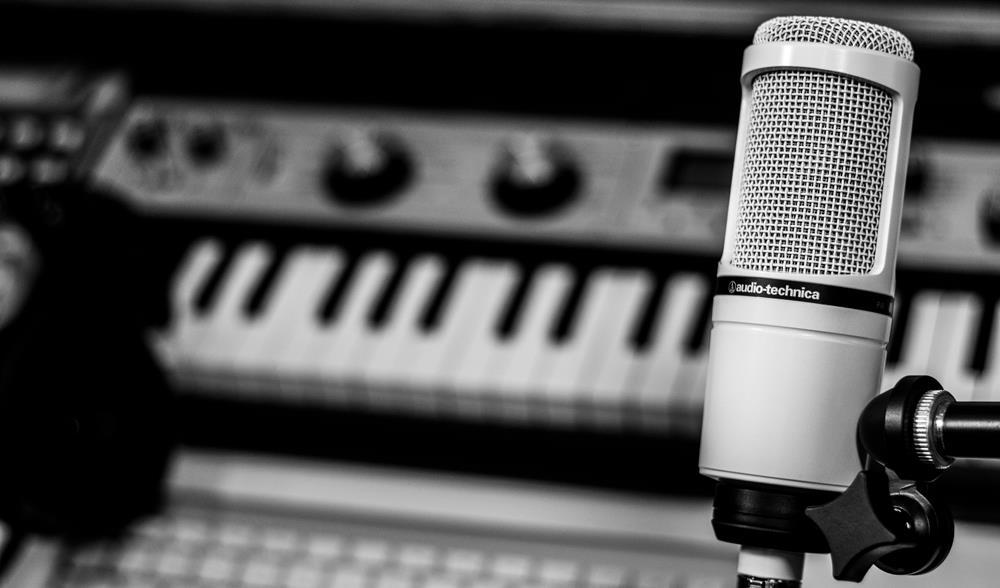 Microphones 101 - A Brief Guide Introduction If microphones seem a mystery, a few minutes reading this guide may help clear up some misconceptions and assist you in understanding the differences