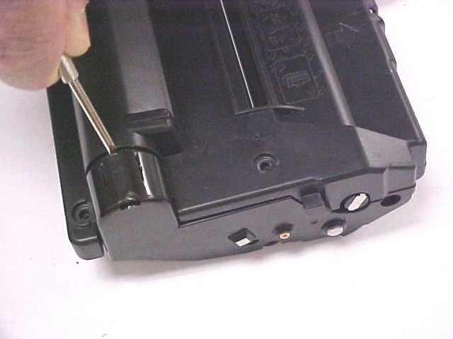 Use a Phillips screwdriver to remove the screws on the contact side, (left side) of the cartridge (Fig. 1). Fig. 1 2.