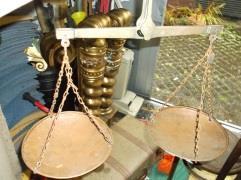 clocks (in the gong) Gold pulley curtain pole Wooden feet