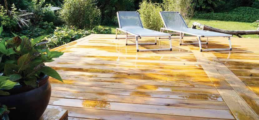 Decking Photo: Oak Rustic patio Oak Rustic decking Beautiful and particularly strong type of wood from Europe. The colour is a pallet of light brown nuances.