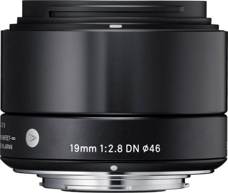 A Art SIGMA 19 mm F2.8 DN With their compact bodies and a diverse range of design, mirrorless interchangeable lens cameras have been evolving in their own unique way.