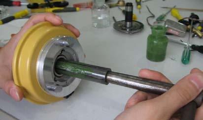 . (7)Take out the polishing stick and clean the axle sleeve. (8)Assemble the axle and axle sleeve (base unit).
