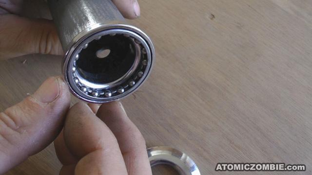 The head tube bearing shown on the right is the most typical example of a bicycle ball bearing with an integrated retainer ring.