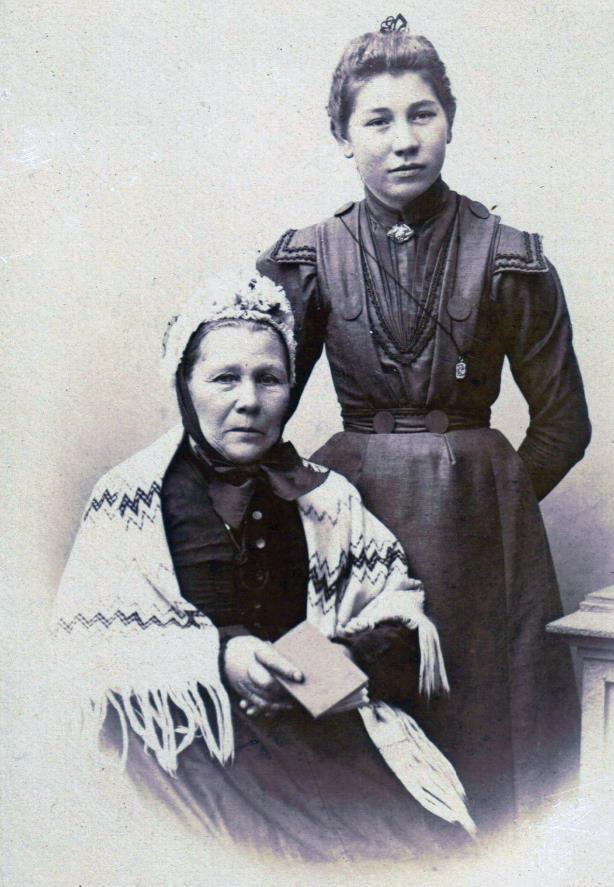 Laura remarried a Mr. Smith who was the father of Louis and Willie. All three were raised by Laura s mother, Anna s grandmother. Left photo is of Jens Jepson and Laura who are the parents of Anna.