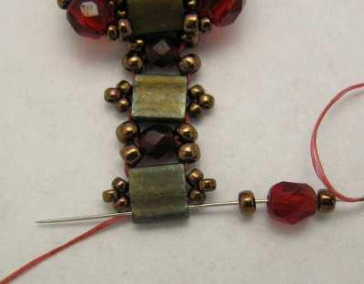 Pick up 1 copper 11/0, a 4MM bead and 1 copper 11/0; pass through the Tila, coming