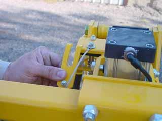 Pinch Points: Keep hand clear of carriage assembly and Raise & Lower