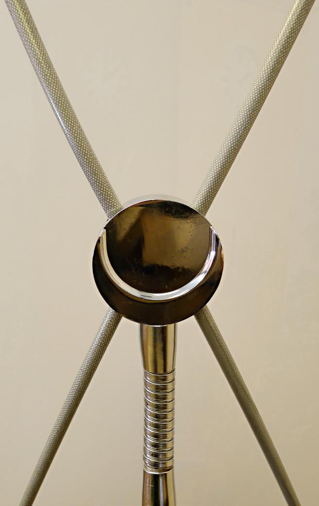 It is composed of a metal stand with four elasticloaded