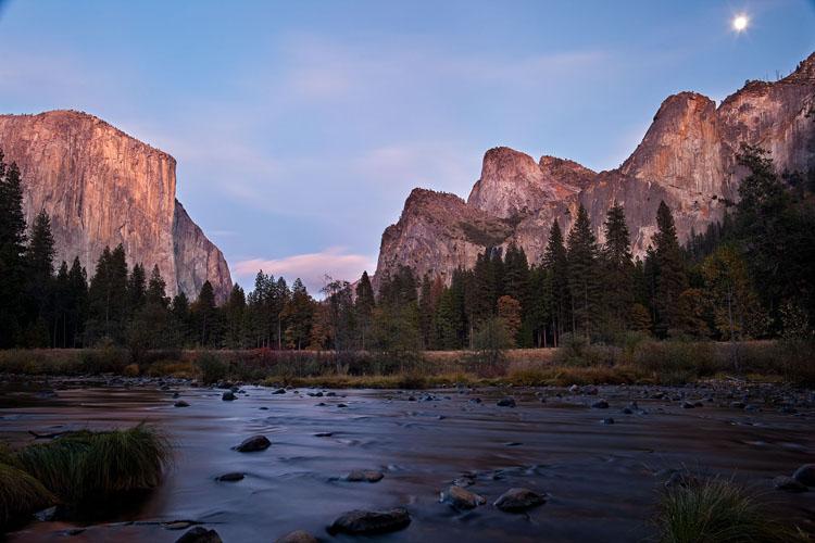 4:00-6:45 pm Leave for sunset shoot of Yosemite s grand landscapes. Dinner for the road. We may be out late this evening. Day 3: October 23, 2014: Sunrise 7:13 a.m. and Sunset 6:13 p.m. 6:30 am Leave for morning shoot of Yosemite s icons from a little know location.