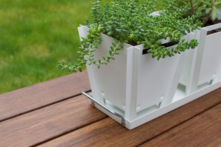 The design combines three 6 planters that fit onto a rectangular tray with handles.