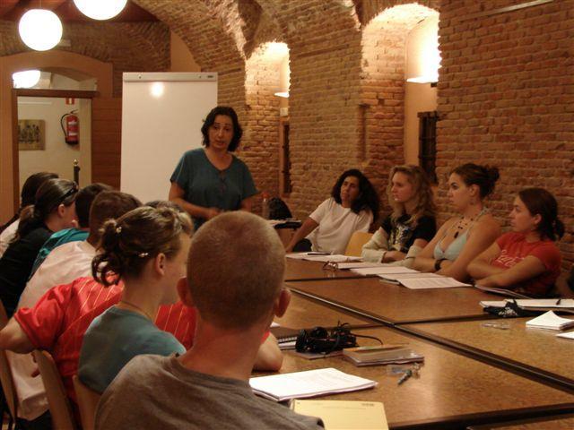 PROGRAM COMPONTENTES Spanish Course The daily two-hour classes are dynamic and interactive and are taught by qualified native teachers in small groups of different levels.
