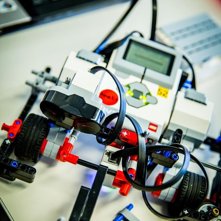 Robotics TWEEN, TEEN, ADULT LEGO! Coding! Robots! What s not to love? We use the latest LEGO MINDSTORMS EV3 Educator kits.