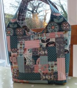 Page 4 of 8 Betty Large Tote Bag This large fully lined tote bag with useful internal pocket and snap fastener is perfect for any occasion. As an optional extra add piping to finish the look.