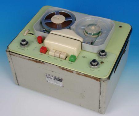 It was a technique based on hybrid circuits KME3 and discrete transistor technology with Czech tape recorders "Jesenik" mounted vertically operating as a recording technique that used a type of