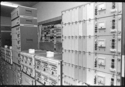 From right: Vertical recording rack units for 5 lines (Measure A), left next 6 cassette recorders, further left Signal concentrators SIR, in the background cassette storage.