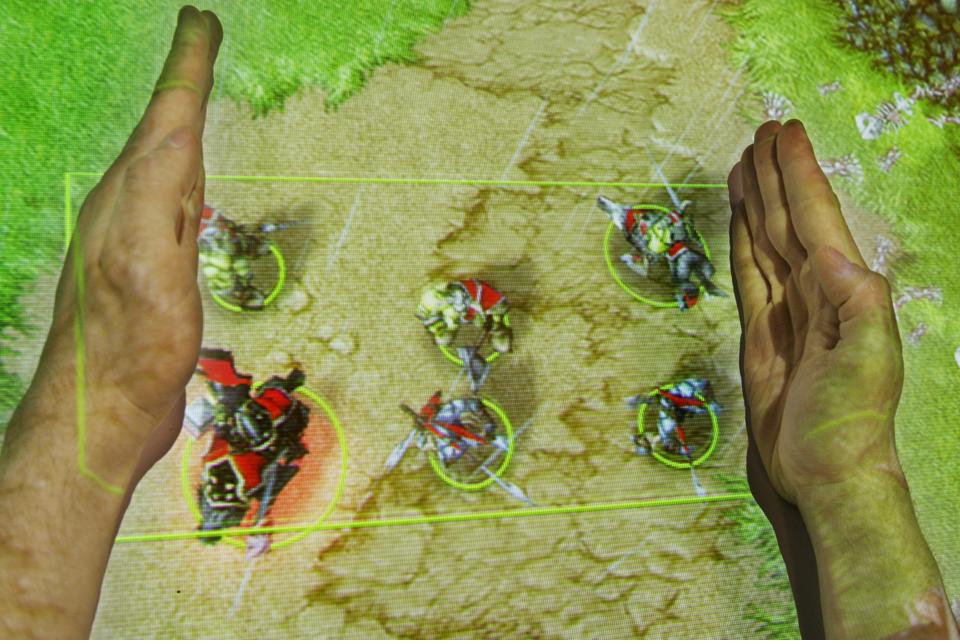 Figure 3 (left) and Figure 1 (left) show a Warcraft III player selecting six friendly units within a particular region