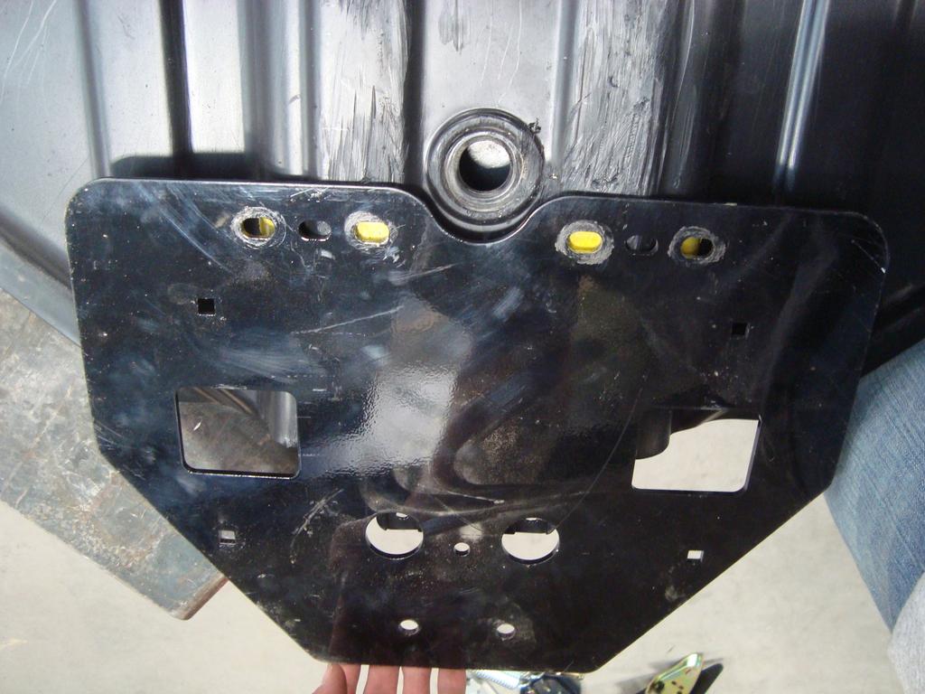 Installa"on Prep: Ill. 1-1 1. Use the mount plate, item #1, as a padern to mark the rear moun ng holes into the plas c skid plate.