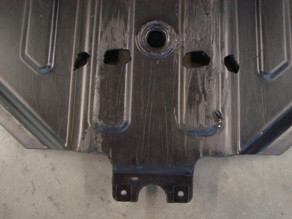 3. Drill holes through the skid plate at loca ons marked.