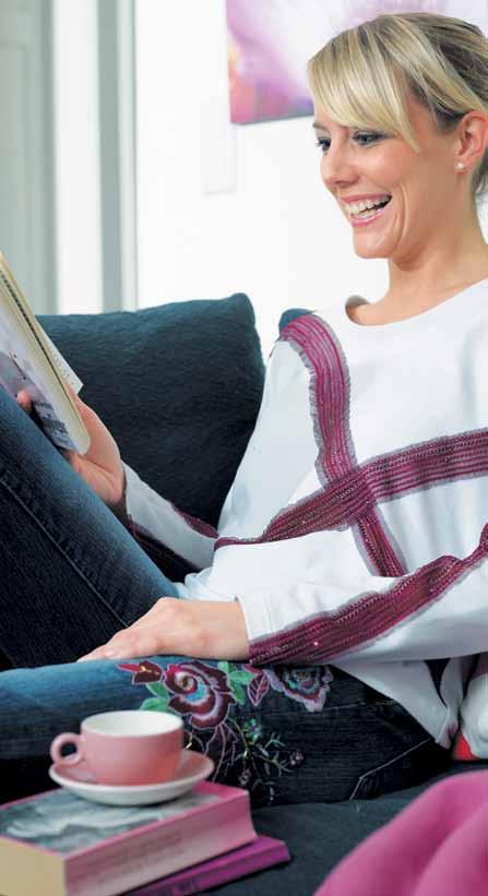 Up to 15 stitch variations: Choose from 15 overlocking-stitch variations with 2-, 3- and 4-thread stitch patterns for all types of fabric.